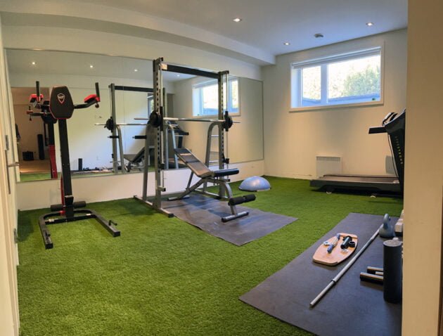 Gazon synthétique pour gym au sous-sol