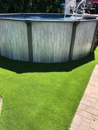 Gazon synthétique pour contour de piscine