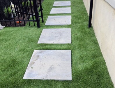 Entrée Extérieure avec gazon synthétique