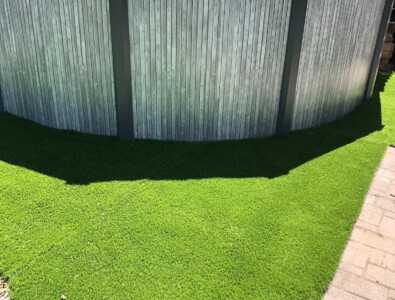 Gazon synthétique pour contour de piscine